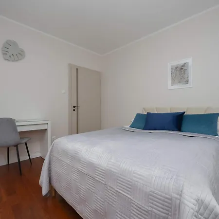 Family With 3 Bedrooms And A Parking Space By Renters * Warszawa