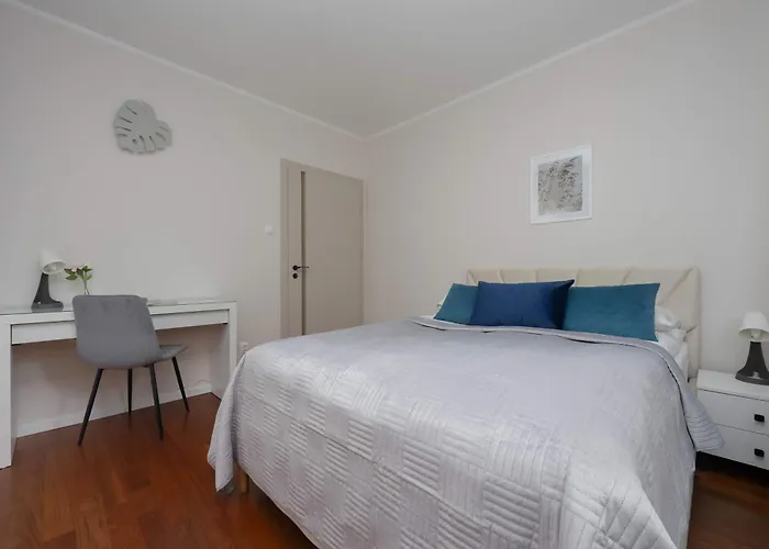 Family With 3 Bedrooms And A Parking Space By Renters * Warszawa