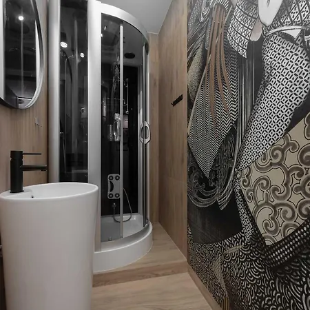 Family With 3 Bedrooms And A Parking Space By Renters ワルシャワ