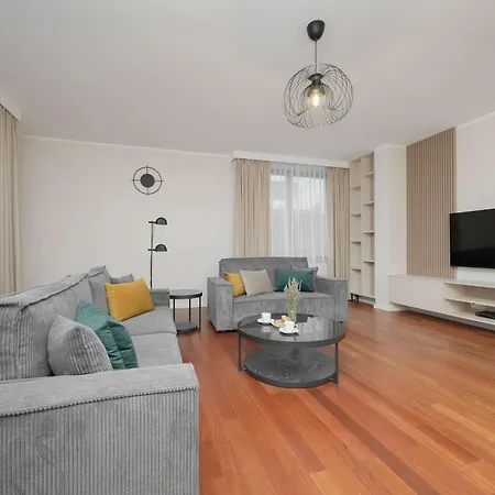 Family With 3 Bedrooms And A Parking Space By Renters