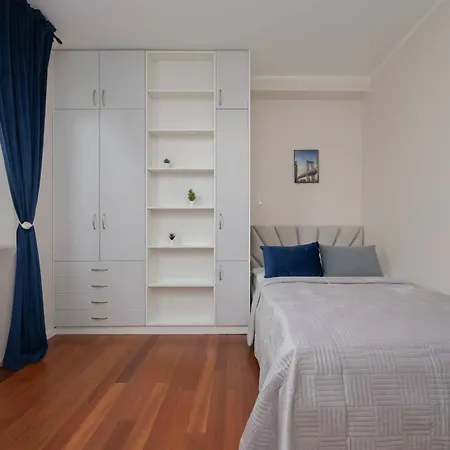 Family With 3 Bedrooms And A Parking Space By Renters * ワルシャワ