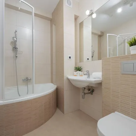 Family With 3 Bedrooms And A Parking Space By Renters アパート