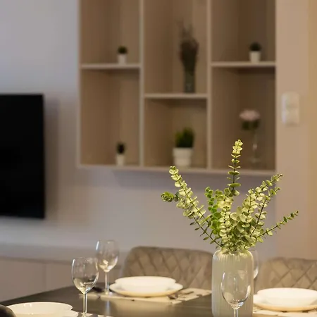 Family With 3 Bedrooms And A Parking Space By Renters * ワルシャワ