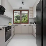 아파트 Family With 3 Bedrooms And A Parking Space By Renters 바르샤바