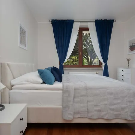 Family With 3 Bedrooms And A Parking Space By Renters Lejlighed