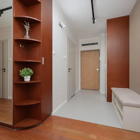 Family With 3 Bedrooms And A Parking Space By Renters 아파트 바르샤바