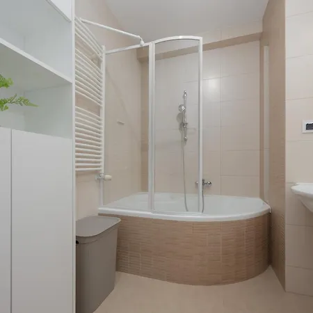Lejlighed Family With 3 Bedrooms And A Parking Space By Renters *